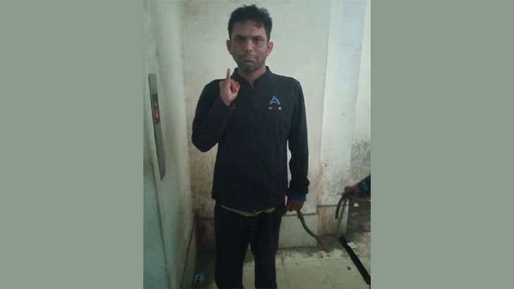 দিনে ওসির বিরুদ্ধে ফেসবুকে স্ট্যাটাস, রাতে গ্রেফতার সাংবাদিক